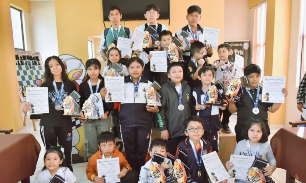 Los ajedrecistas en la premiación del Nacional Clasificatorio. Foto: Federación Boliviana de Ajedrez.