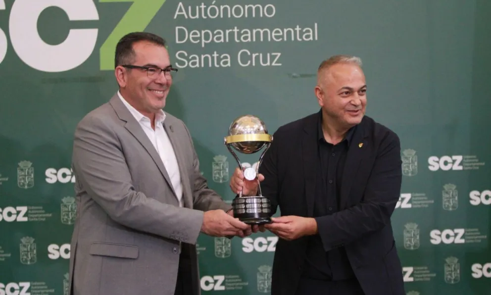 Mario Aguilera (izq.), Gobernador de Santa Cruz, y Fernando Costa, presidente de la FBF, en el acto de este lunes en Santa Cruz. Foto: APG
