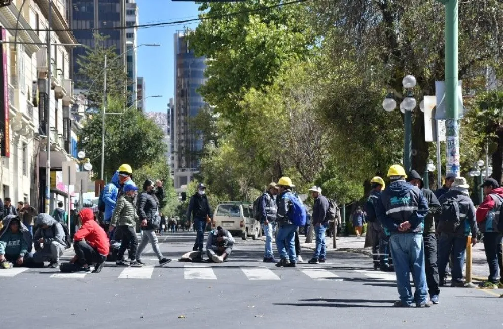 Trabajadores municipales bloquean la plaza del Estudiante de la ciudad de La Paz.  Foto: APG