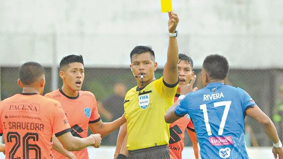 Dilio Rodríguez amonesta al jugador Rivera de San Antonio en el partido contra Bolívar, el domingo en Entre Ríos. Foto: APG 