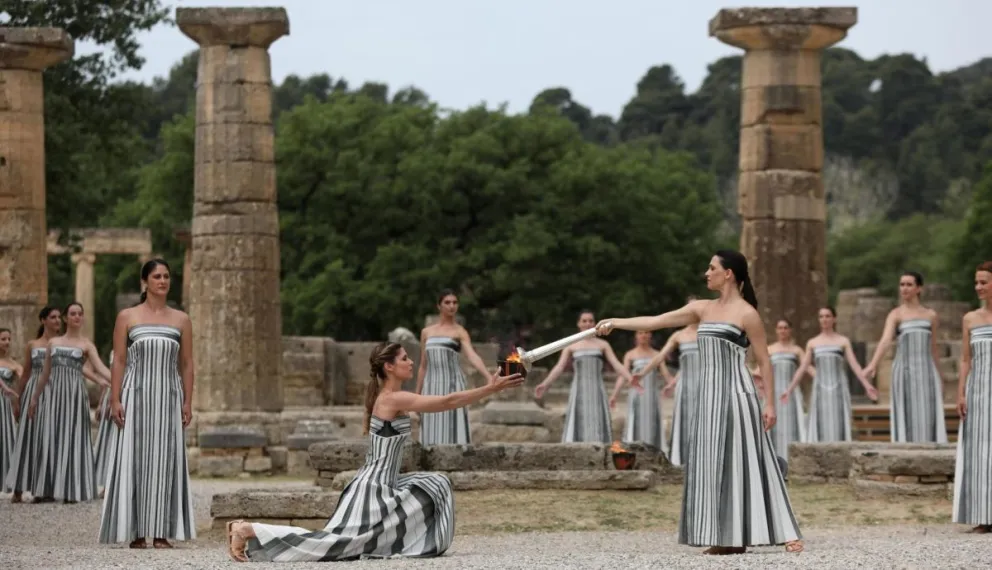 El encendido de la antorcha olímpica, este martes en las ruinas de la antigua Olimpia. Foto: EFE