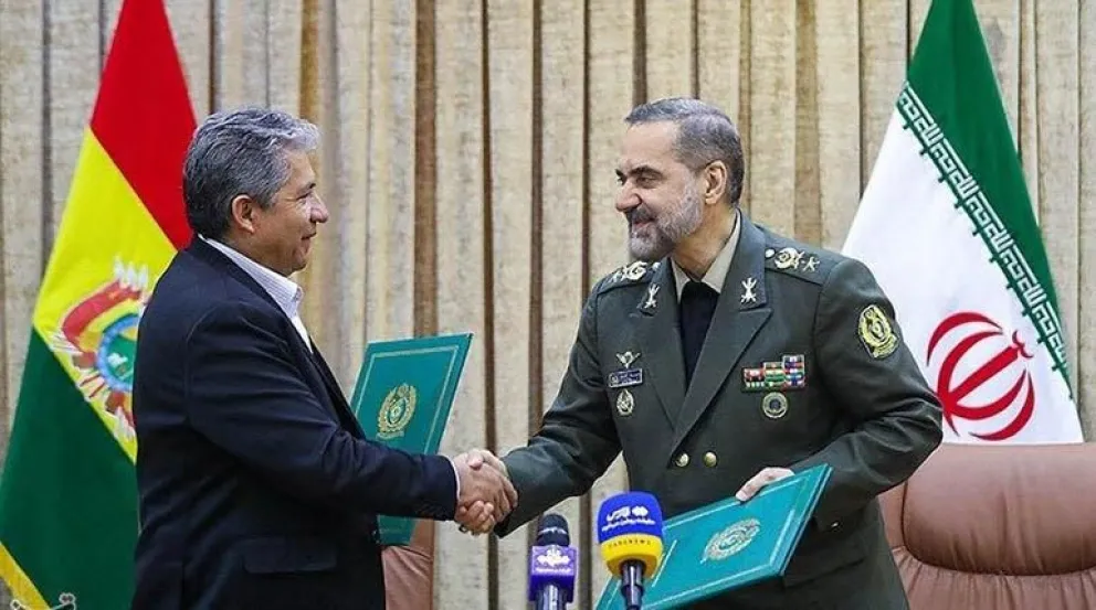 El ministro de Defensa, Edmundo Novillo, y su par iraní, y Mohammad Reza Ashtiani, tras la firma del acuerdo en julio de 2023. Foto: ABI