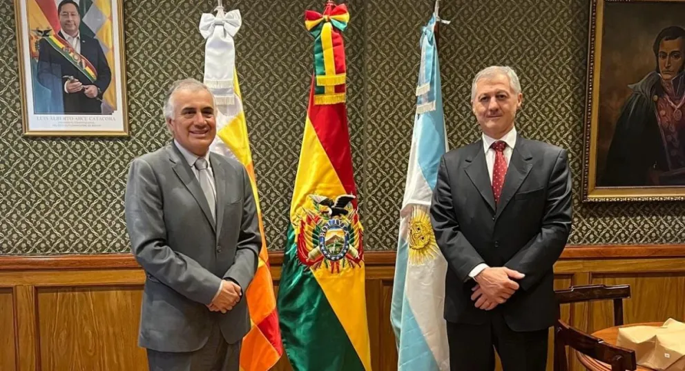 El embajador de Bolivia en Argentina, Jorge Ramiro Tapia, junto con su homólogo en Bolivia, Marcelo Massoni. Foto: Embajada de Bolivia en Argentina