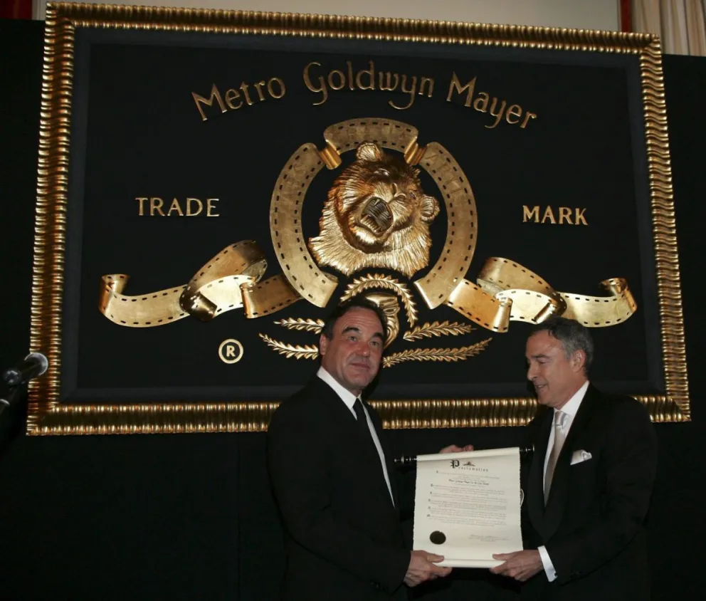 Fotografía de archivo fechada el 21 de mayo de 2006 del director estadounidense Oliver Stone (i), recibe el primer León anual de Metro-Goldwyn-Mayer (MGM) de manos del presidente de MGM Harry Sloan (d). Foto: EFE