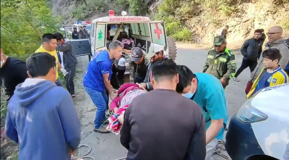 Efectivos de la policía auxilian a los heridos del accidente. Foto: Unitel