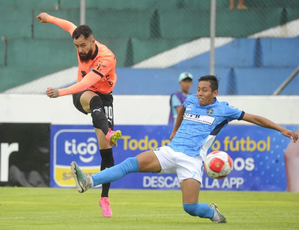 El brasileño Bruno Savio remata ante la oposición de un defensa de CD San Antonio. Foto APG