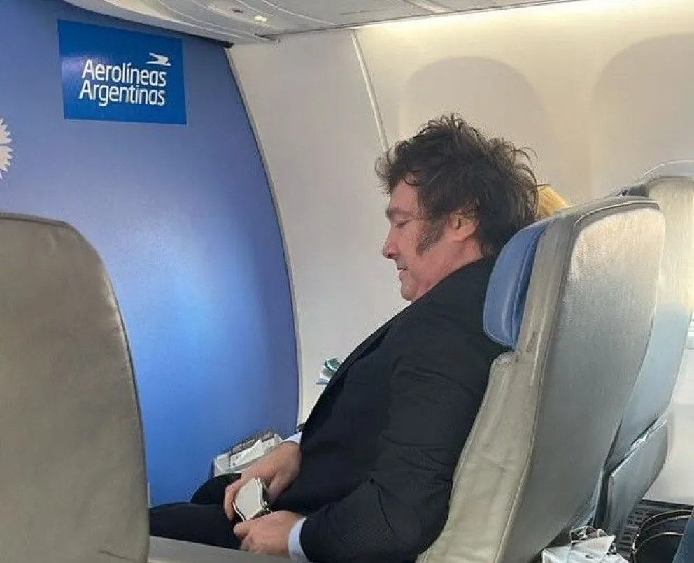 El mandatario argentino en un vuelo de Aerolíneas Argentinas. Foto: @hombregrisxd