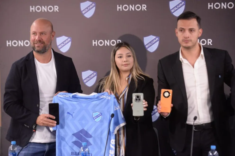 Eduardo Valdivia de Bolívar, Melisa Paz de Honor y Alejandro Escobar sostienen la camiseta que ya luce el patrocinio de la firma china. Foto: Andrés Rojas