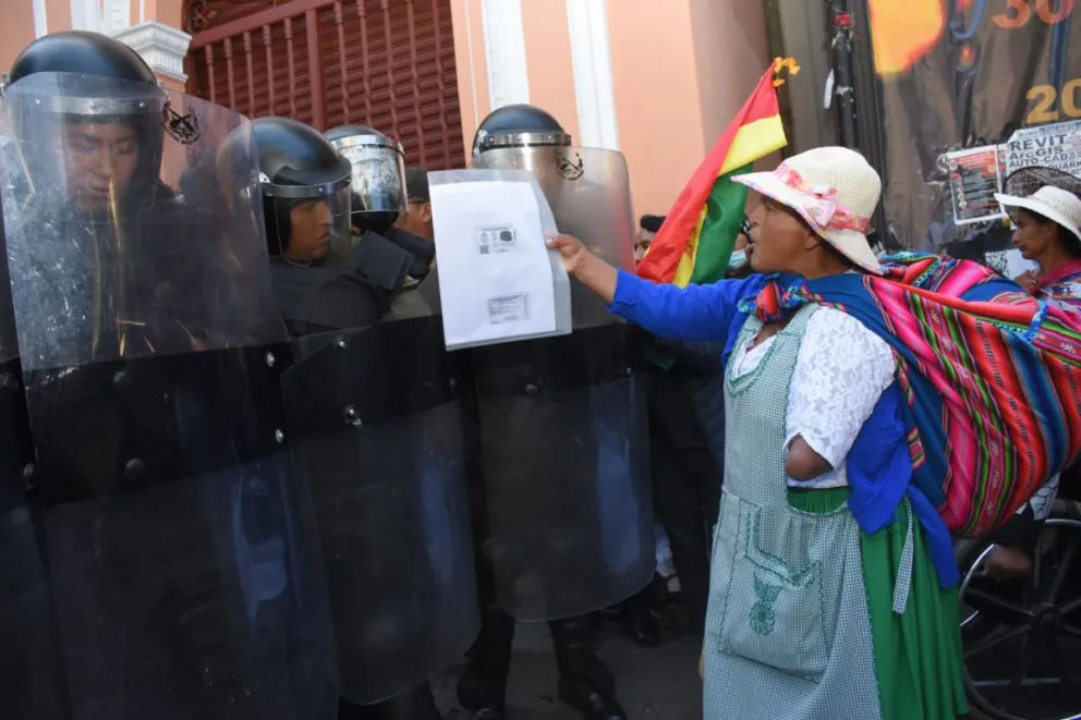 Una manifestante se enfrenta con la policía en la plaza Murillo. Foto: APG