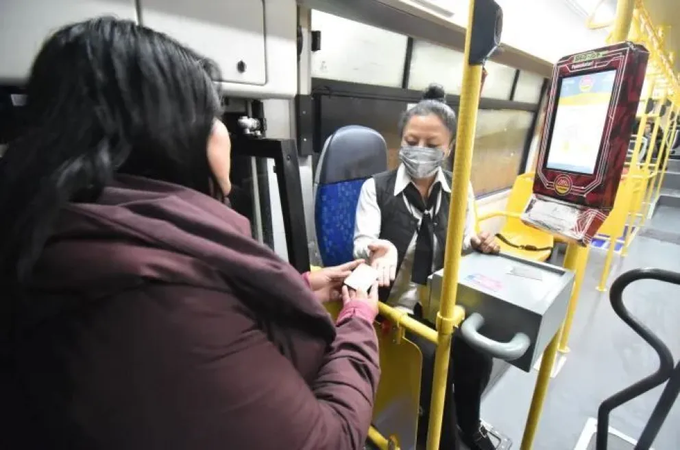 Una anfitriona atiende a una pasajera en un bus PumaKatari. Foto: AMUN