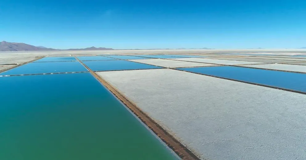 Piscinas para la obtención de salmuera en el Salar de Uyuni. Foto: YLB
