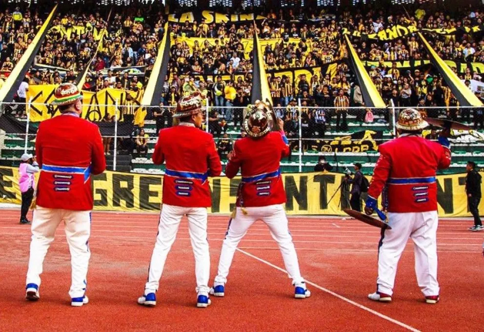Integrantes de la banda Intergaláctica Poopó cuando se presentaron en el clásico. Foto: club The Strongest