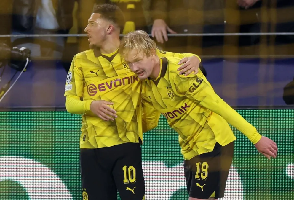 Los jugadores del Dortmund Julian Brandt (der.) y Jadon Sancho celebran el primer tanto. Foto: EFE.