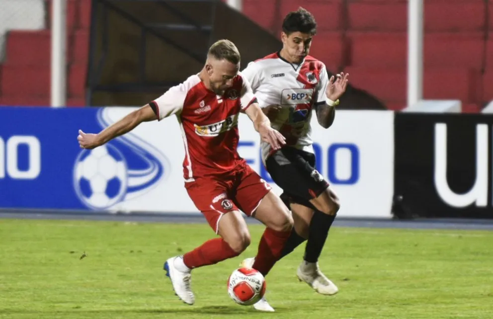 Incidencia del partido entre Nacional (de blanco) y Universitario de Vinto en Potosí. Foto: APG.