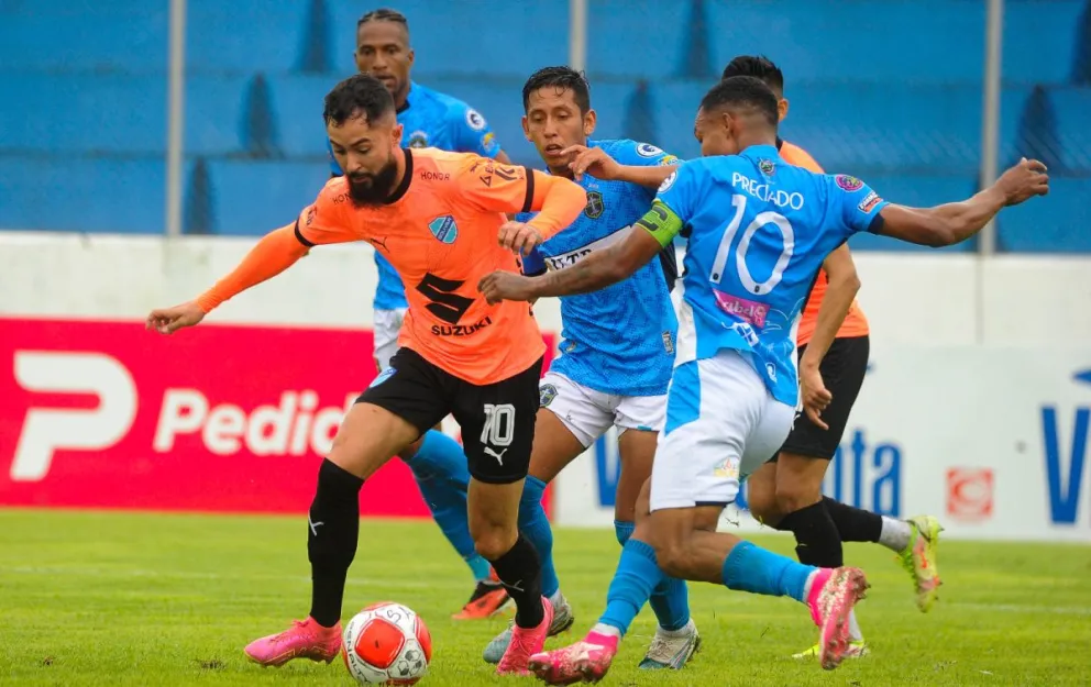 Sávio (izq.) durante el partido con San Antonio. Foto: APG.