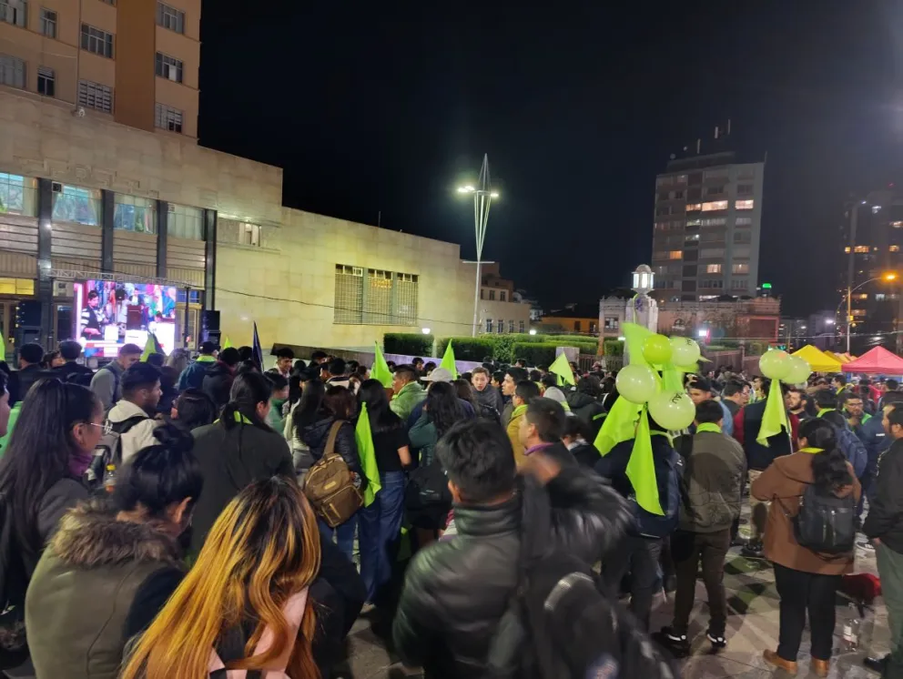 Los estudiantes siguen el conteo de votos en el atrio de la UMSA. Foto: Marcos Bonilla / Visión 360