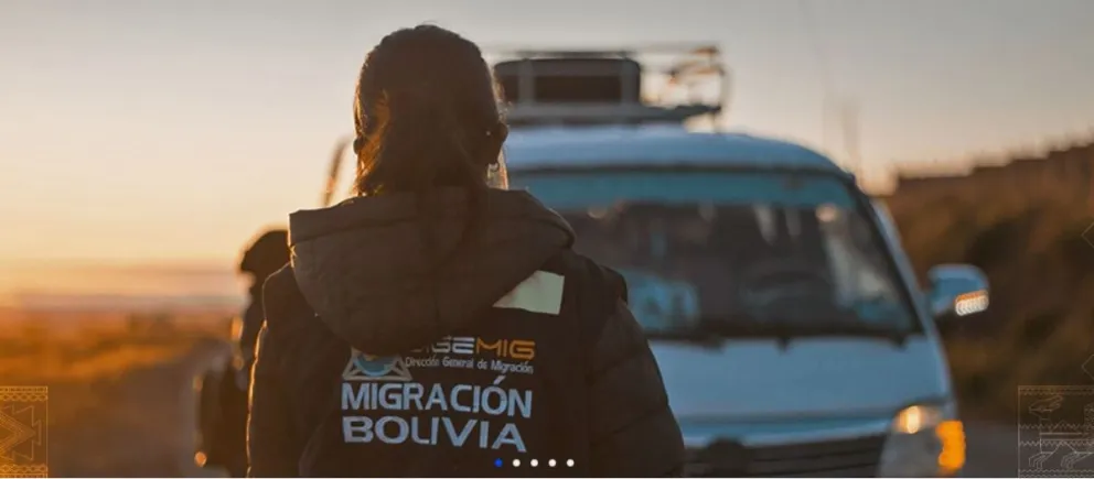 Una funcionaria de migración en Bolivia. Foto: Dirección Nacional de Migración.