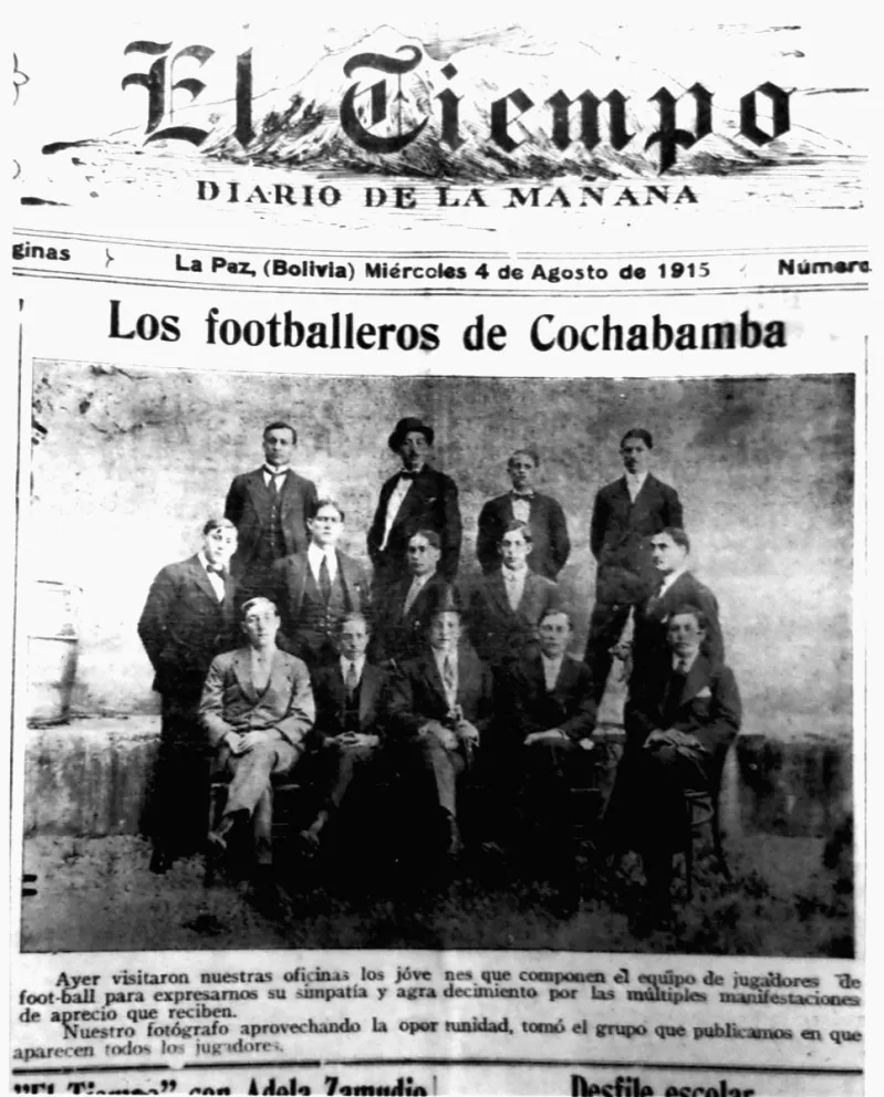 Jugadores de fútbol de Cochabamba que visitaron el diario El Tiempo del Valle, en 1915. Foto: Hemeroteca Vicepresidencia