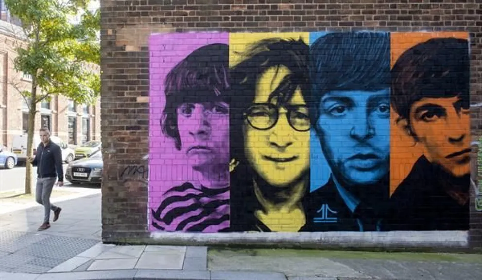 Imagen de un mural de The Beatles en Liverpool. Foto: EFE/EPA/PETER POWELL