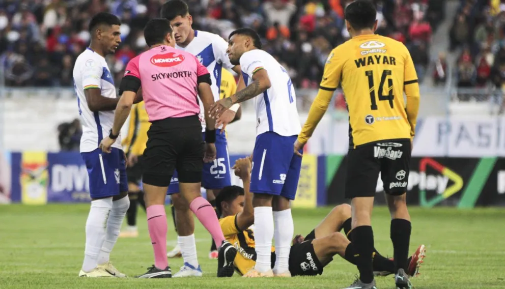 Jugadores de Gualberto Villarroel San José hablan con el árbitro Jordy Alemán en el partido con The Strongest: Foto APG
