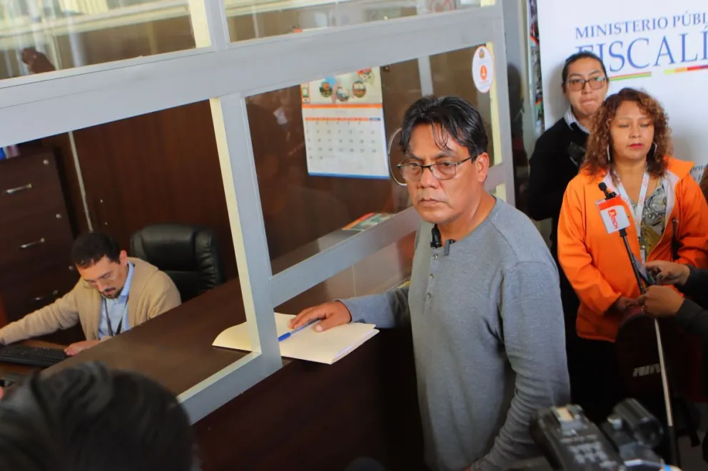 Héctor Arce en ventanilla de la FGE, este miércoles en Sucre. Foto: APG