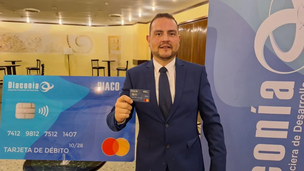 El subgerente de Captaciones y Servicios de Diaconía, Mauricio Casso, muestra la tarjeta de débito Diaconet. Foto: Diego Gonzales.