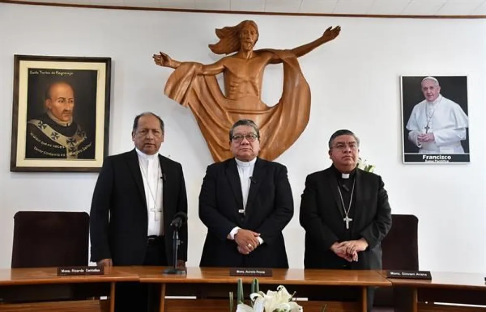 De izquierda a derecha, monseñor Ricardo Centellas, el monseñor Aurelio Pesoa y el monseñor,Giovani Arana, en una conferencia de prensa, el martes en Cochabamba. Foto: EFE/Jorge Ábrego