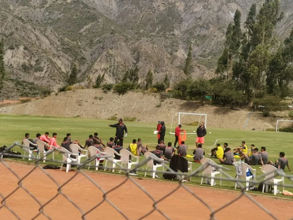 El entrenador Flabio Torres da algunas indicaciones a sus jugadores, esta mañana. Foto Jhony Mollinedo