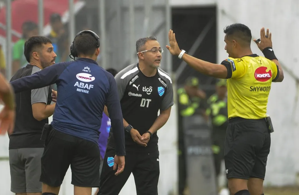 El DT de Bolívar, Flavio Robatto, le reclama a Dilio Rodríguez después de expulsar a Savio. Foto: APG