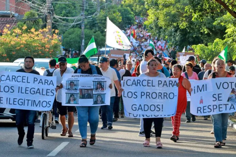 Una marcha en contra de la prórroga de los magistrados en Bolivia.  Foto: EFE
