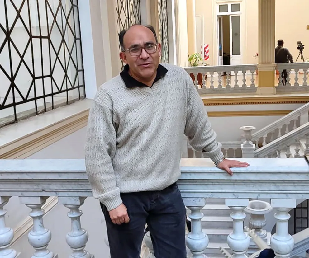 Marco Loayza, en la ALP, donde realiza seguimiento al proceso.  Foto: Pablo peralta M. / visión 360