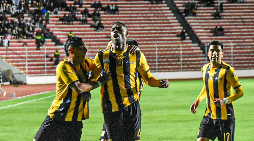 Marc Enoumba (centro) festeja el primero del Tigre con sus compañeros Sotomayor, Bustos y López. Foto: club The Strongest