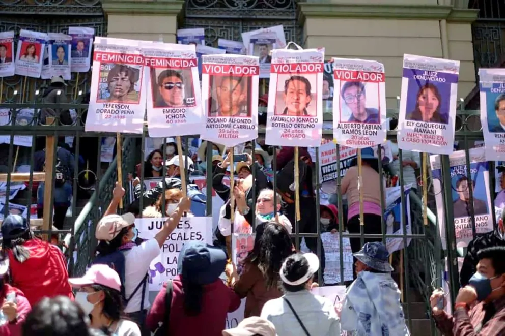 La activista María Galindo en la marcha que denunció a los jueces que liberaban feminicidas y violadores.  Foto: INFODIEZ