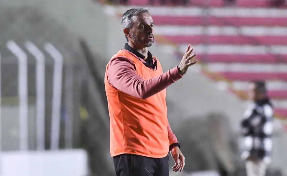 Pablo Lavallén, el entrenador del aurinegro, da instrucciones a sus jugadores. Foto: APG