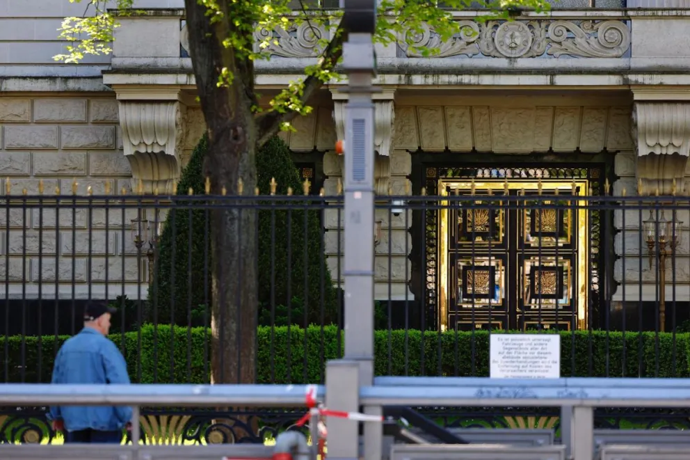 Vista exterior de la embajada rusa en Berlín. Foto: EFE