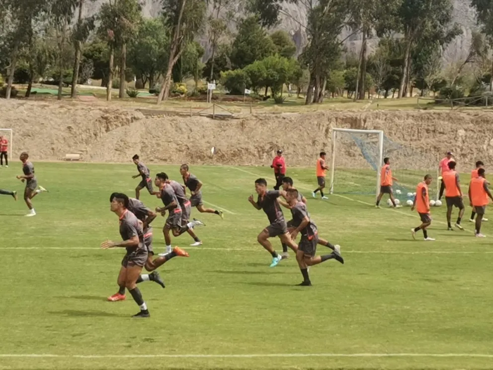Los jugadores de Always Ready, en el trabajo intenso en Huajchilla. Foto Jhony Mollinedo