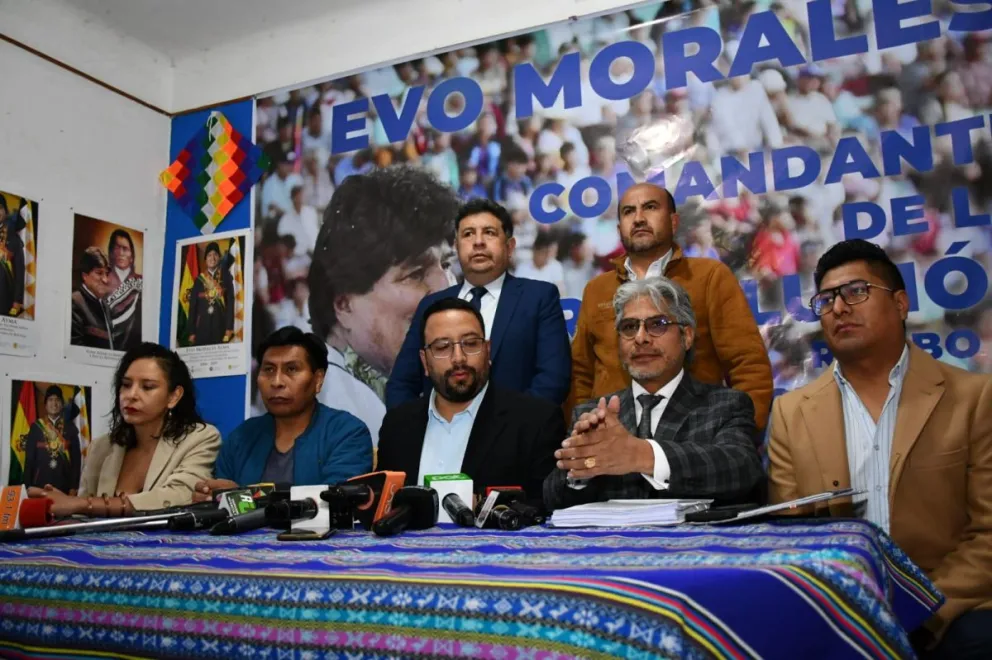 El equipo jurídico "evista" del MAS en su pronunciamiento de este jueves. Foto: APG