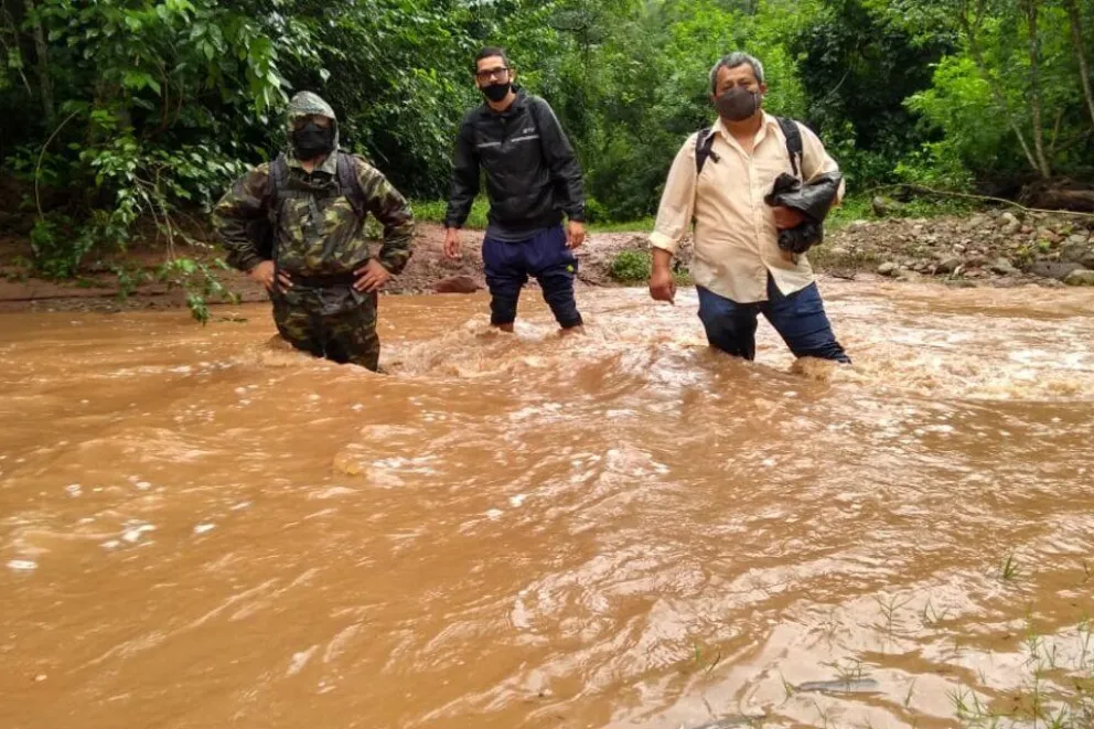 Docentes argentinos durante su travesía para llegar al colegio. Foto: Página 12