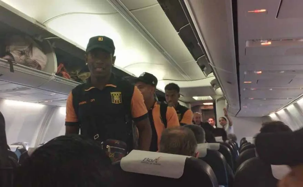 Jugadores del Tigre abordan una aeronave en uno de los tantos viajes que les tocó realizar. Foto: archivo digital