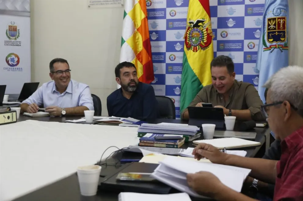 El gobernador en ejercicio de Santa Cruz, Mario Aguilera, el viceministro de Autonomías, Álvaro Ruíz y el gobernador de Beni, Alejandro Unzueta. Foto: APG.