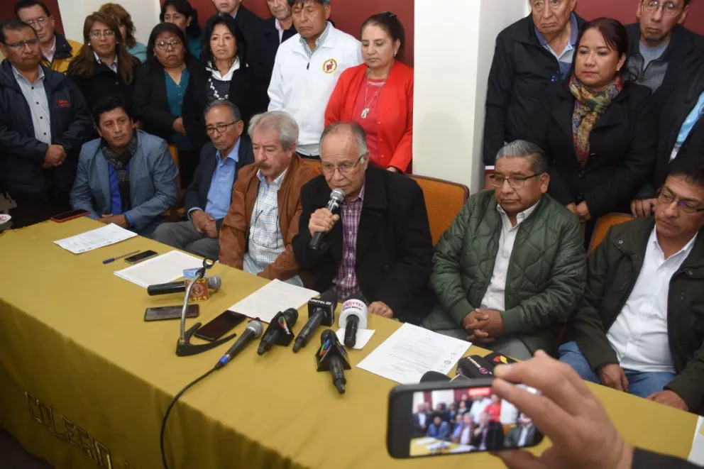 El presidente del Colegio Médico de Bolivia, Carlos Iriarte, se dirige a los asistentes. Foto: APG.