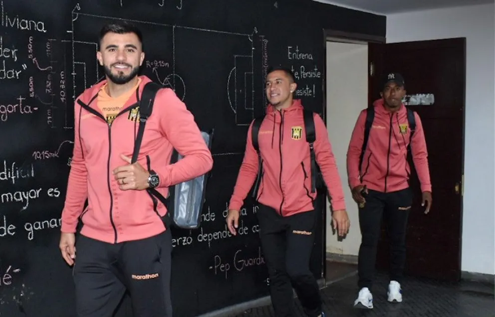 Enrique Triverio (izq.). Michael Ortega y Jaime Arrascaita jugadores del Tigre. Foto: club The Strongest