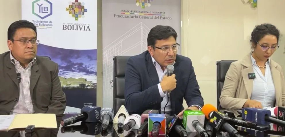 El procurador César Siles, el ministro de Hidrocarburos, Franklin Molina y la directora de YLB, Carla Calderón. Foto: Ministerio de Hidrocarburos.