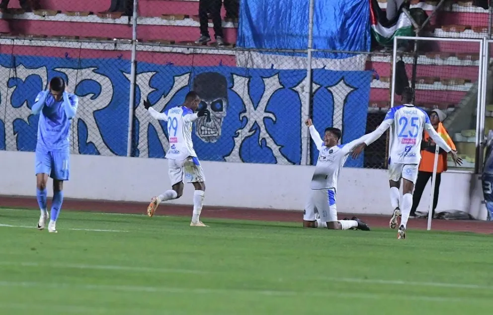 Jugadores de San Antonio celebran el gol de Da Silva ante la tristeza de Ramiro Vaca. Foto: APG.