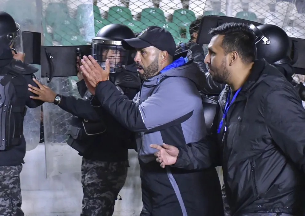 Thiago Leitao le dio con todo a Marcelo Claure a la conclusión del encuentro. Foto: APG