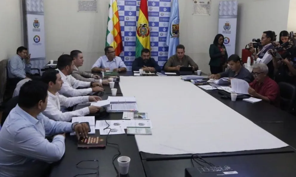 El gobernador en ejercicio de Santa Cruz, Mario Aguilera, el viceministro de Autonomías, Álvaro Ruiz, y el gobernador de Beni, Alejandro Unzueta. Foto: APG.