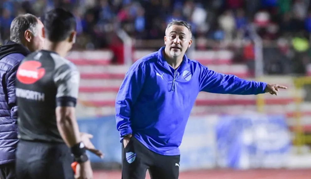 Robatto habla con uno de los jueces de línea. Foto: APG.