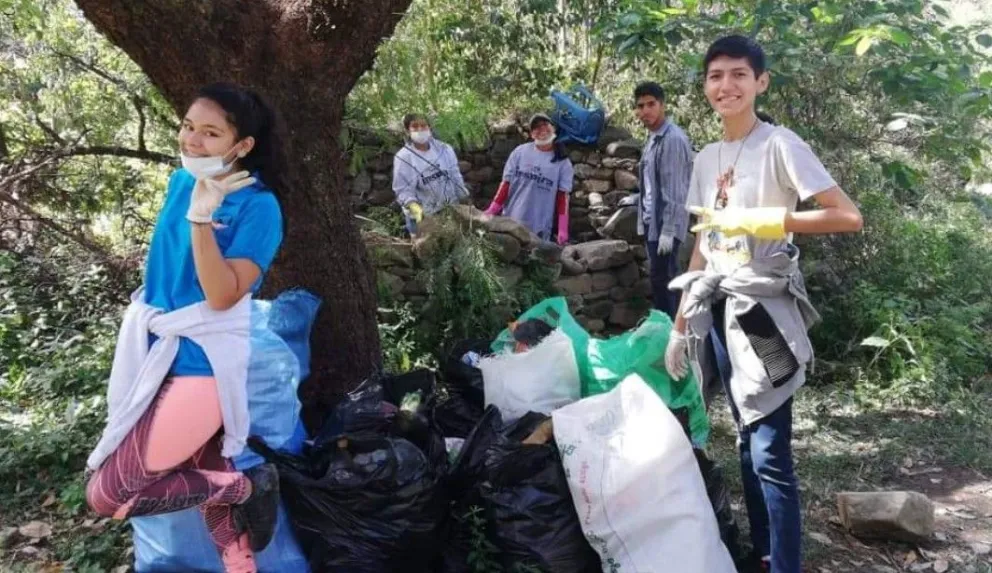 Exbecarios de la comunidad Inspira Alumni Bolivia en una actividad limpieza y recolección de basura en Tarija.  Foto: Inspira Alumni Bolivia