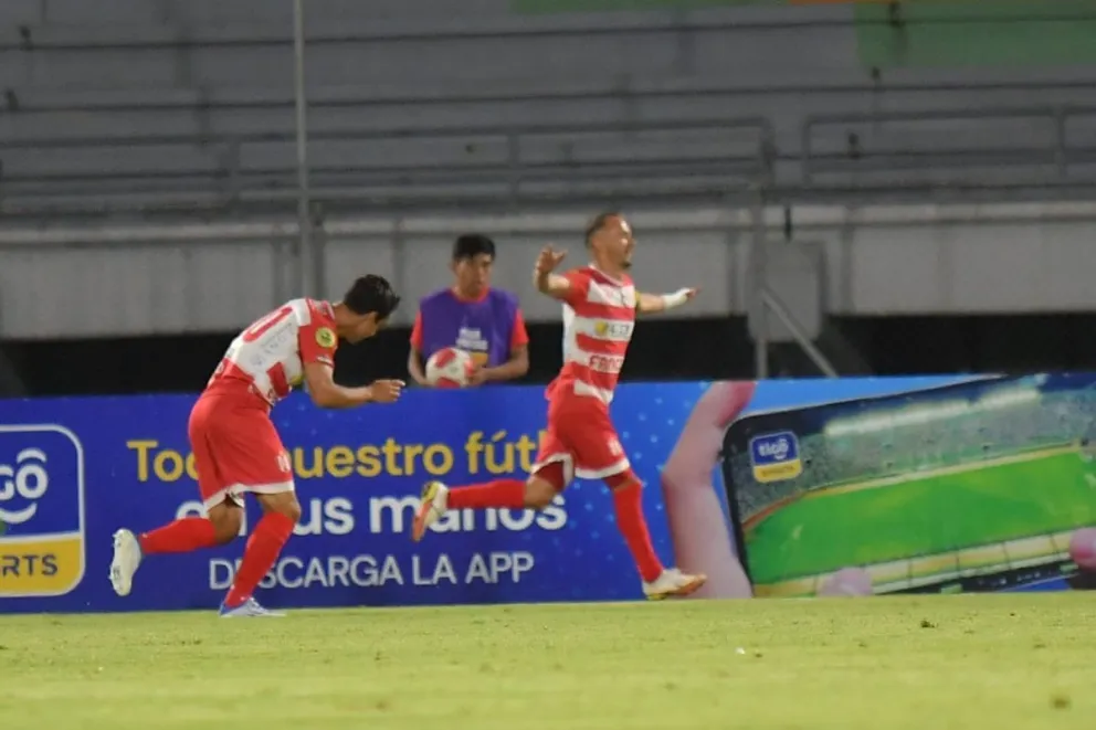 Godoy celebra tras anotar el tercer gol de Inde, lo acompaña Santos. Foto APG