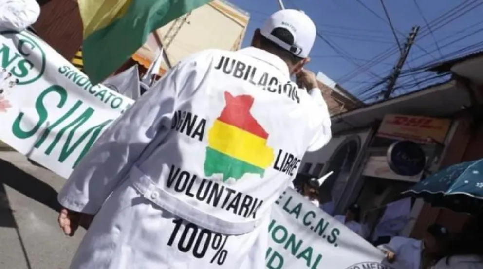 Una movilización de los galenos que rechazan la "jubilación forzosa". Foto: APG